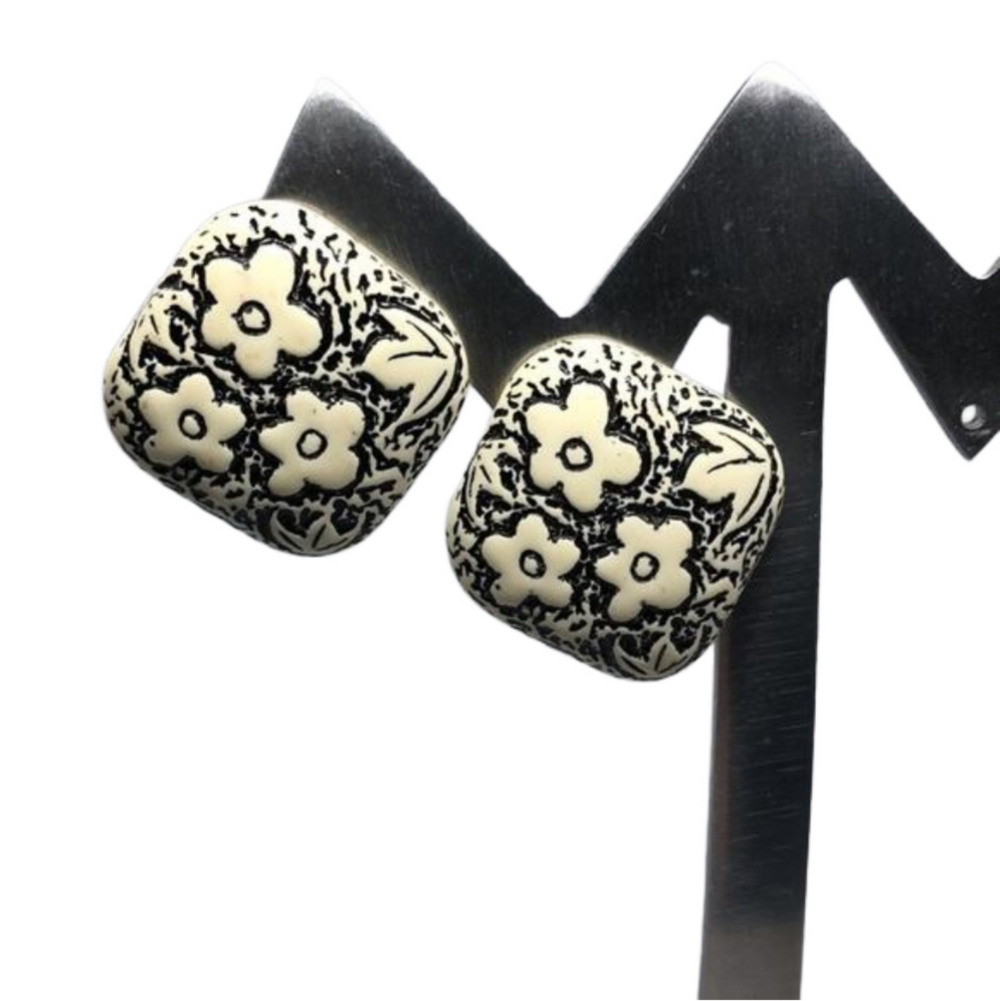 𝅺Vintage artisan handmade carved resin square flower earrings statement style.